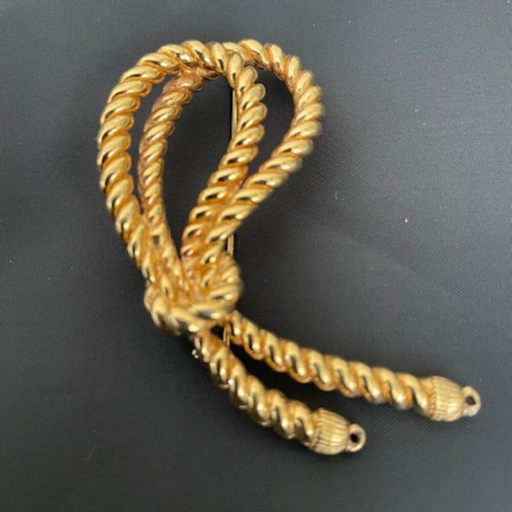Brooch – VTG gold stainless steel knot design